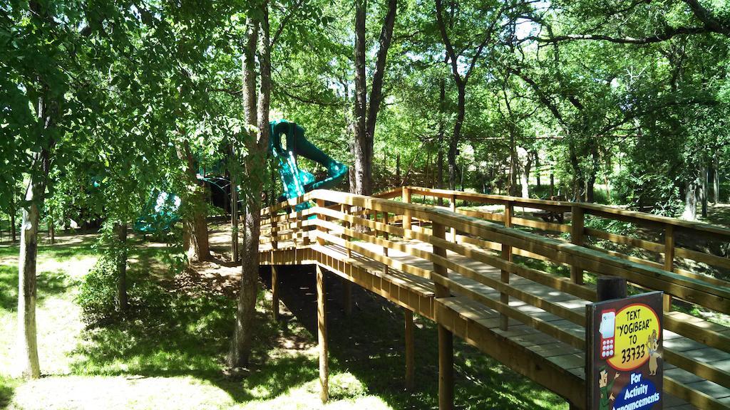 Rustic Creek Ranch Resort At North Jellystone Park Берлесон Экстерьер фото
