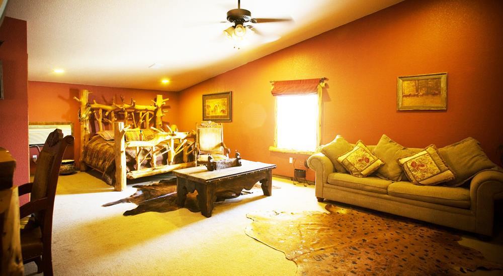 Rustic Creek Ranch Resort At North Jellystone Park Берлесон Номер фото
